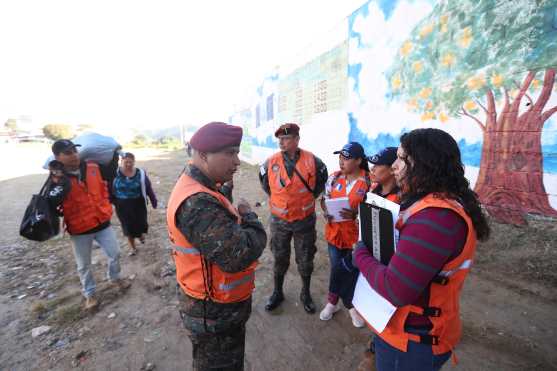 Mientras se realizaba la planificación la señora Elda Chávez fue la primera en decidir irse del lugar. Foto Prensa Libre:  Óscar Rivas