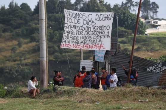 Varias instituciones se acercaron a los vecinos para tratar de convencerlos de que su vida corría peligro en el lugar. Foto Prensa Libre: Óscar Rivas