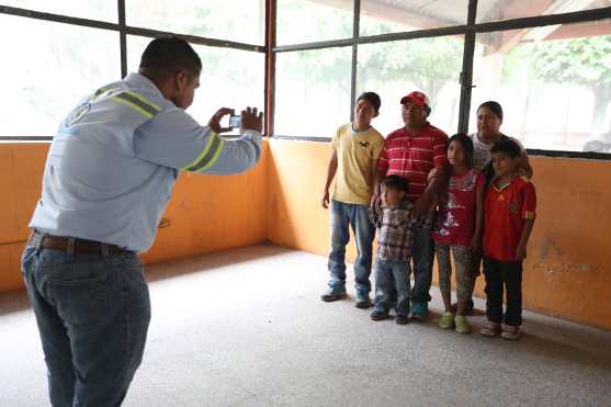 Las familias que llegaron al lugar fueron identificadas y se les brindará un carné para poder ingresar y egresar del complejo. Foto Prensa Libre: Óscar Rivas