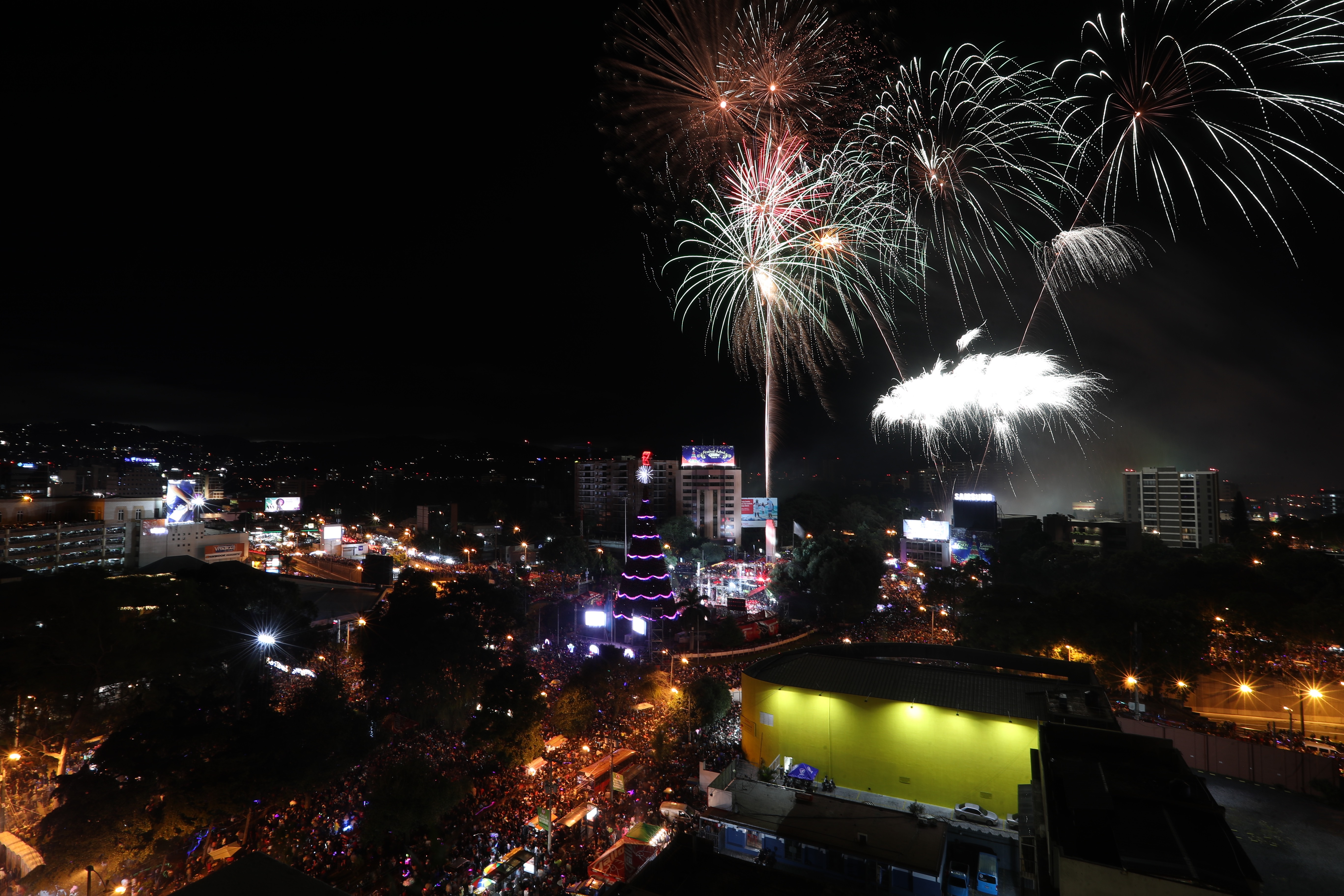 Los shows de luces programados para este fin de semana provocarán el cierre de varias calles principales.  (Foto Prensa Libre: Erick Ávila)