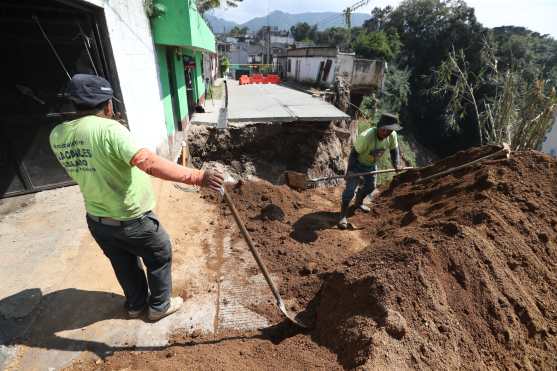 Las personas piden que se les brinde más información debido a que las autoridades municipales no les han hablado con claridad sobre la situación, según indicaron en el lugar. Foto Prensa Libre: Óscar Rivas 