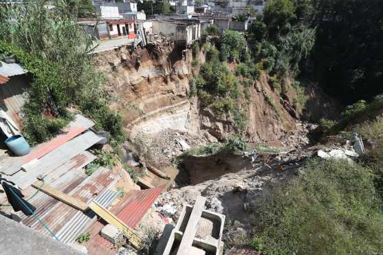 Por el lugar pasa un río de aguas negras. Foto Prensa Libre: Óscar Rivas 