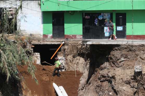 Algunos curiosos aún caminan por el lugar poniendo en riesgo su integridad física. Foto Prensa Libre: Óscar Rivas