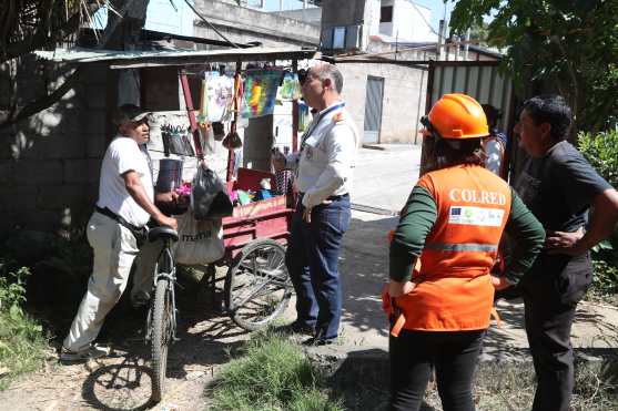 Algunos vecinos se acercaron a las autoridades de CONRED  para tener más información acerca del  socavamiento. Foto Prensa Libre:  Óscar Rivas