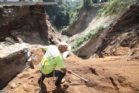 Trabajadores de la Municipalidad de Boca del Monte ya trabajan en el lugar para rellenar parte del terreno. Foto Prensa Libre: Óscar Rivas 