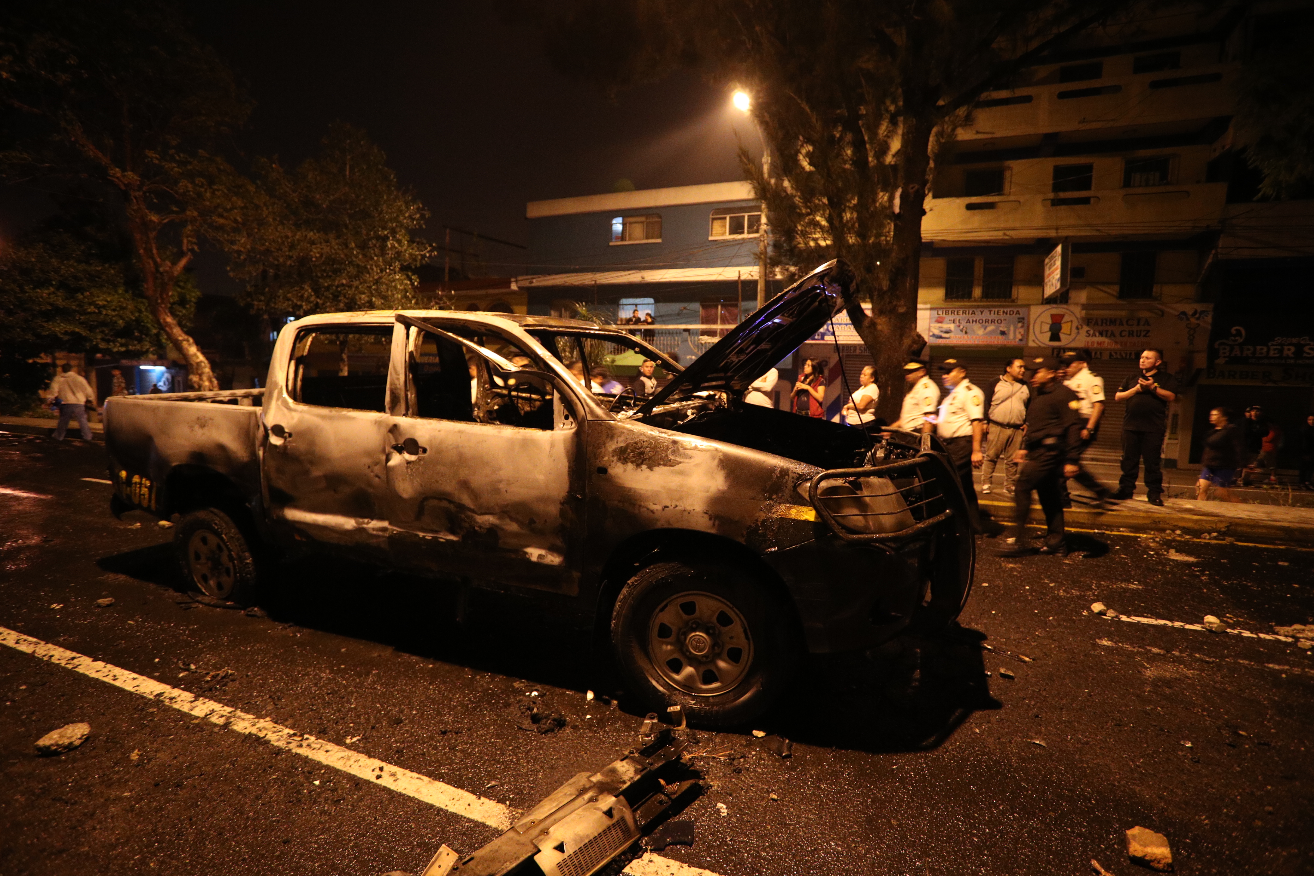 Balacera entre policas deja cinco heridos y disturbios en El Amparo, zona 7

foto por Carlos Hernndez Ovalle
22/11/2019