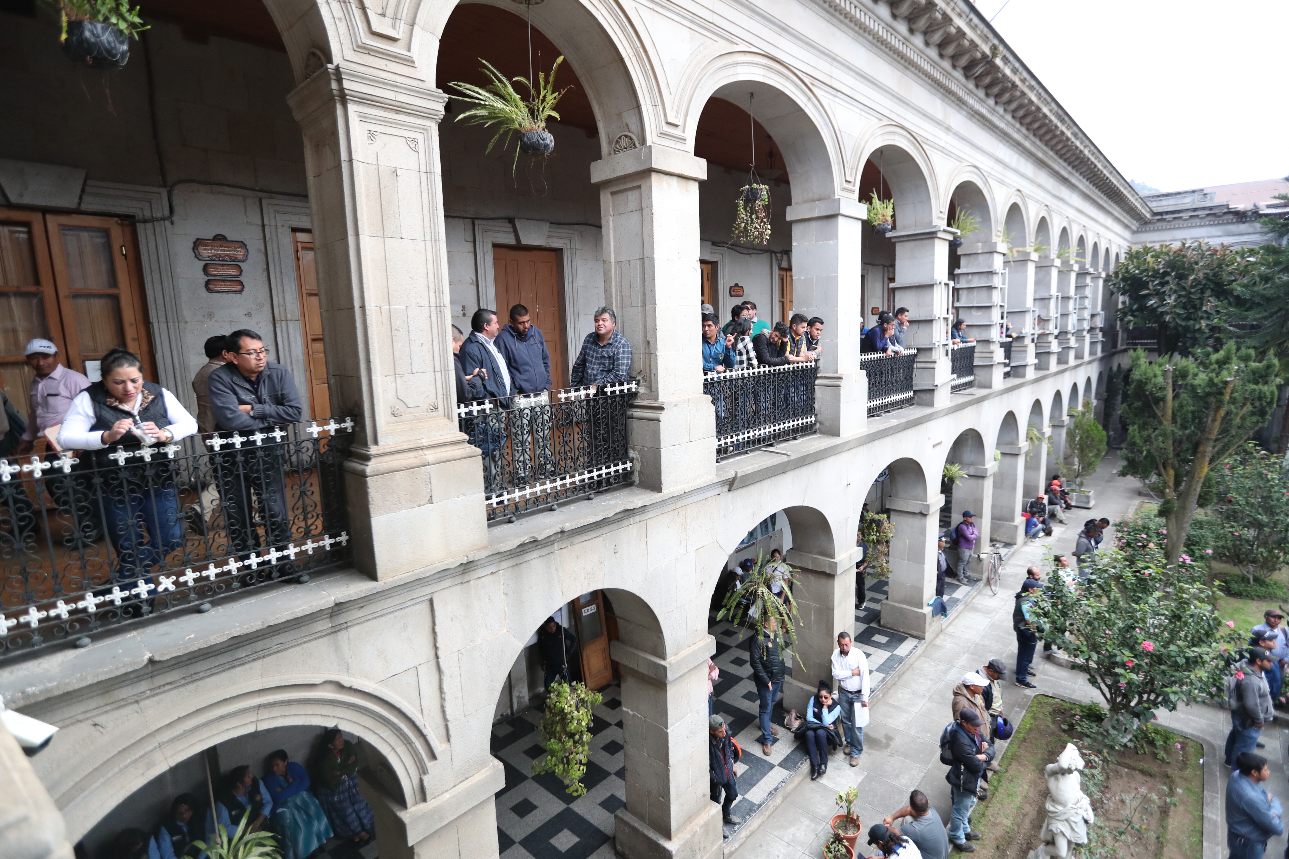 Durante la asamblea permanente realizada por trabajadores municipales en noviembre de 2019 se informó sobre el problema que se tiene con el pago de jubilaciones. (Foto Prensa Libre: María Longo) 