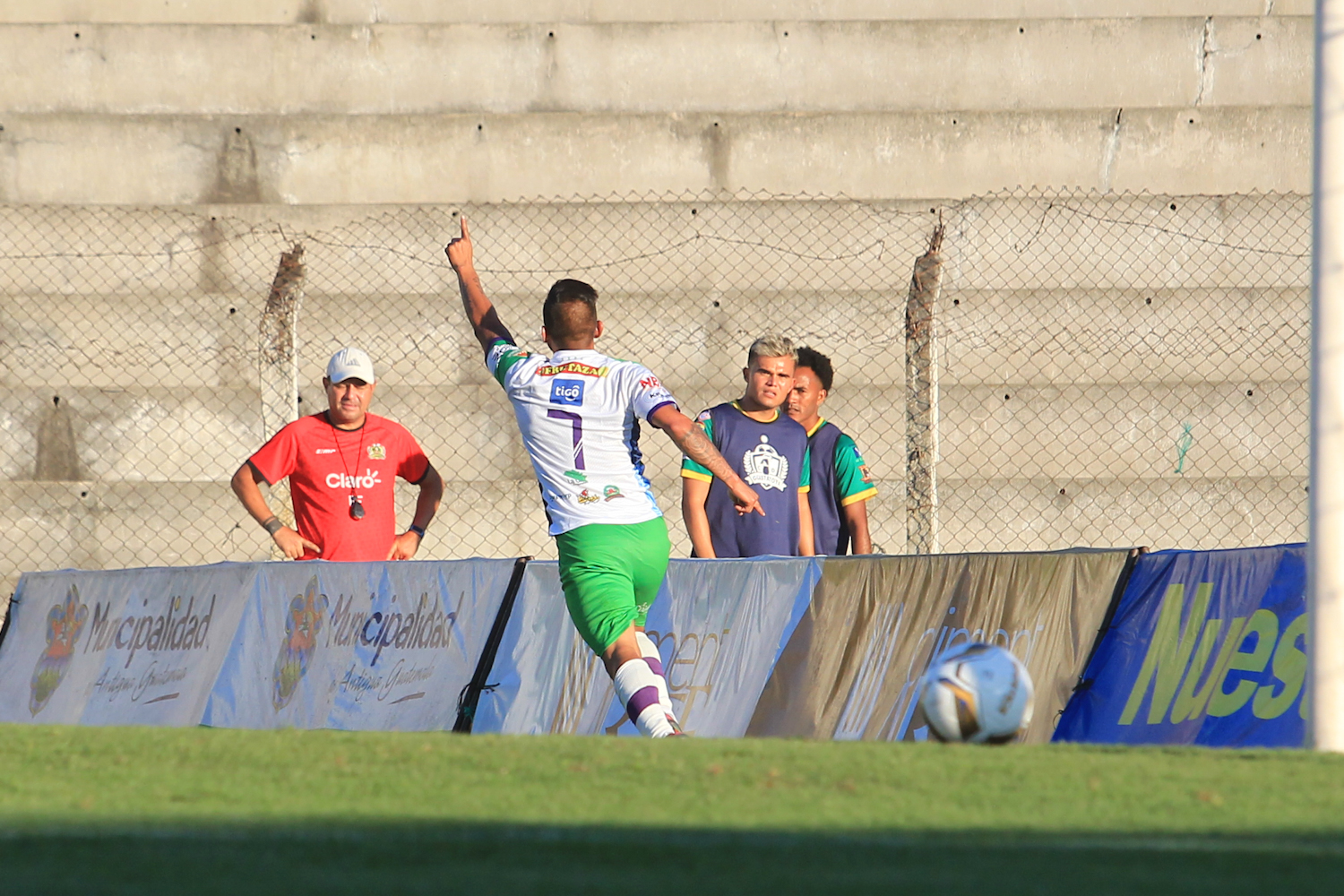 Andrés Lezcano celebra la anotación de Antigua contra Guastatoya. (Foto Prensa Libre: Norvin Mendoza).