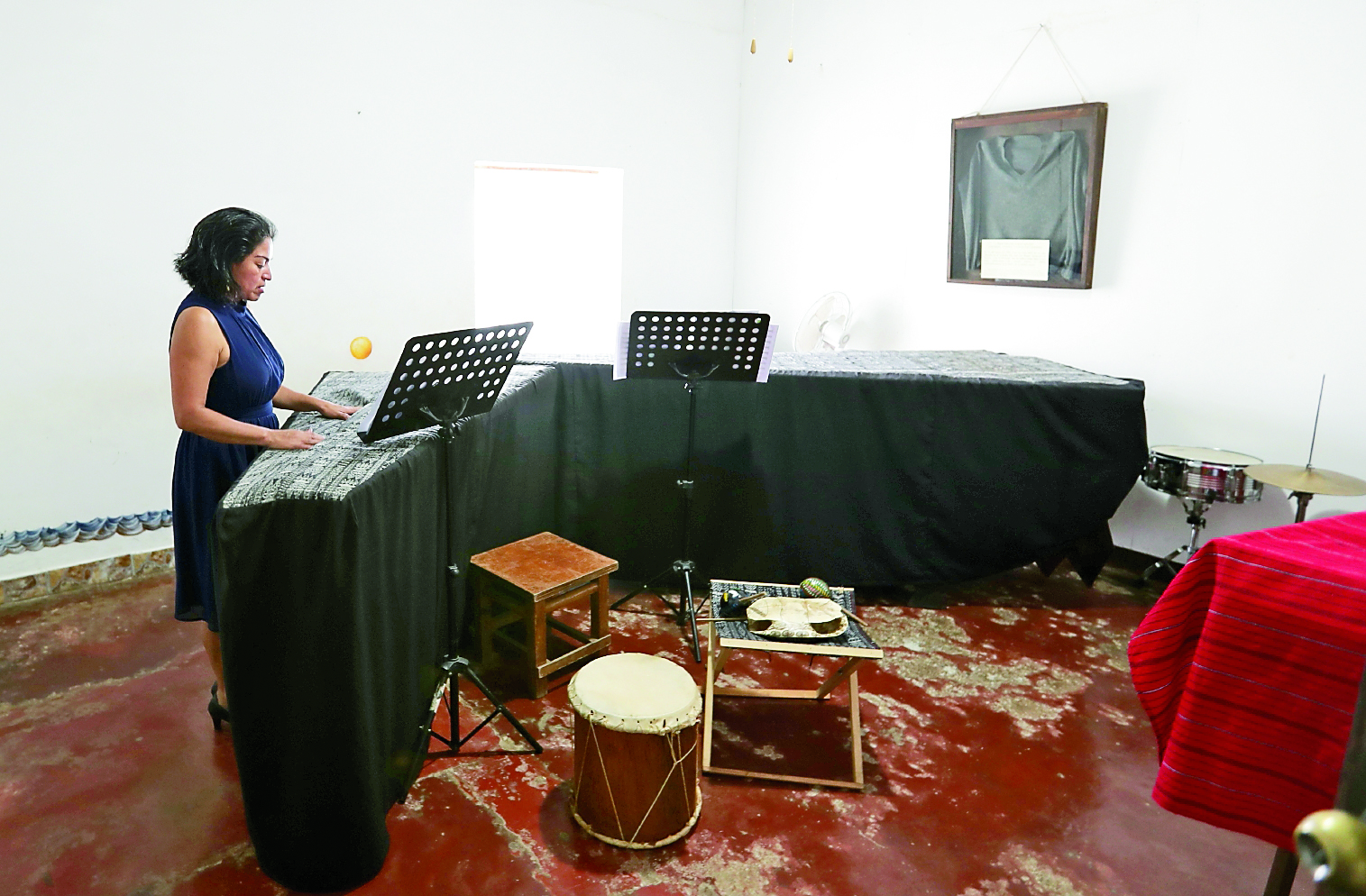 Mayarí De León hizo de su casa un centro cultural para dotar de conocimientos artísticos a  niñas y niños de su comunidad, San Juan del Obispo. (Foto Prensa Libre: Alejandro Ortiz)