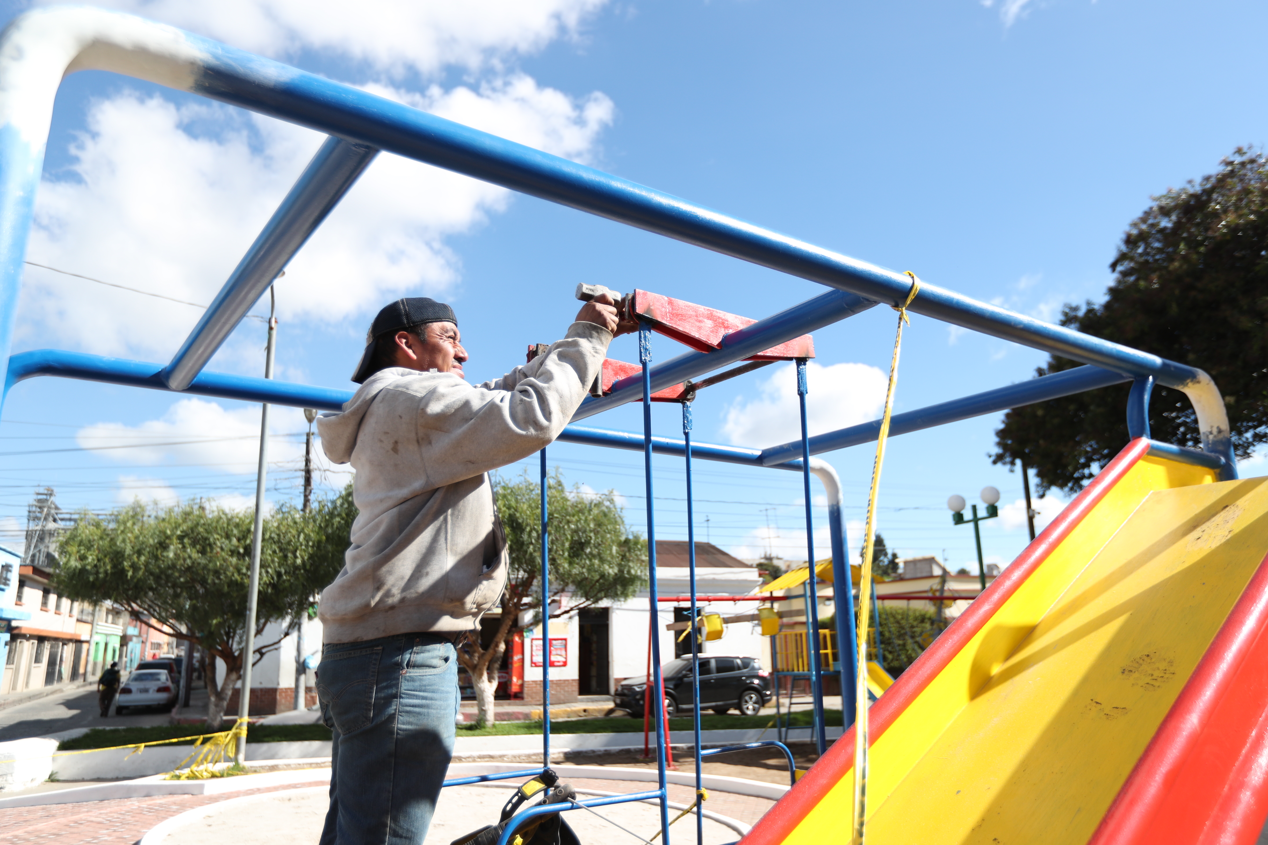 La mañana de este lunes 4 de noviembre repararon el columpio sofá que resultó afectado. (Foto Prensa Libre: María Longo) 