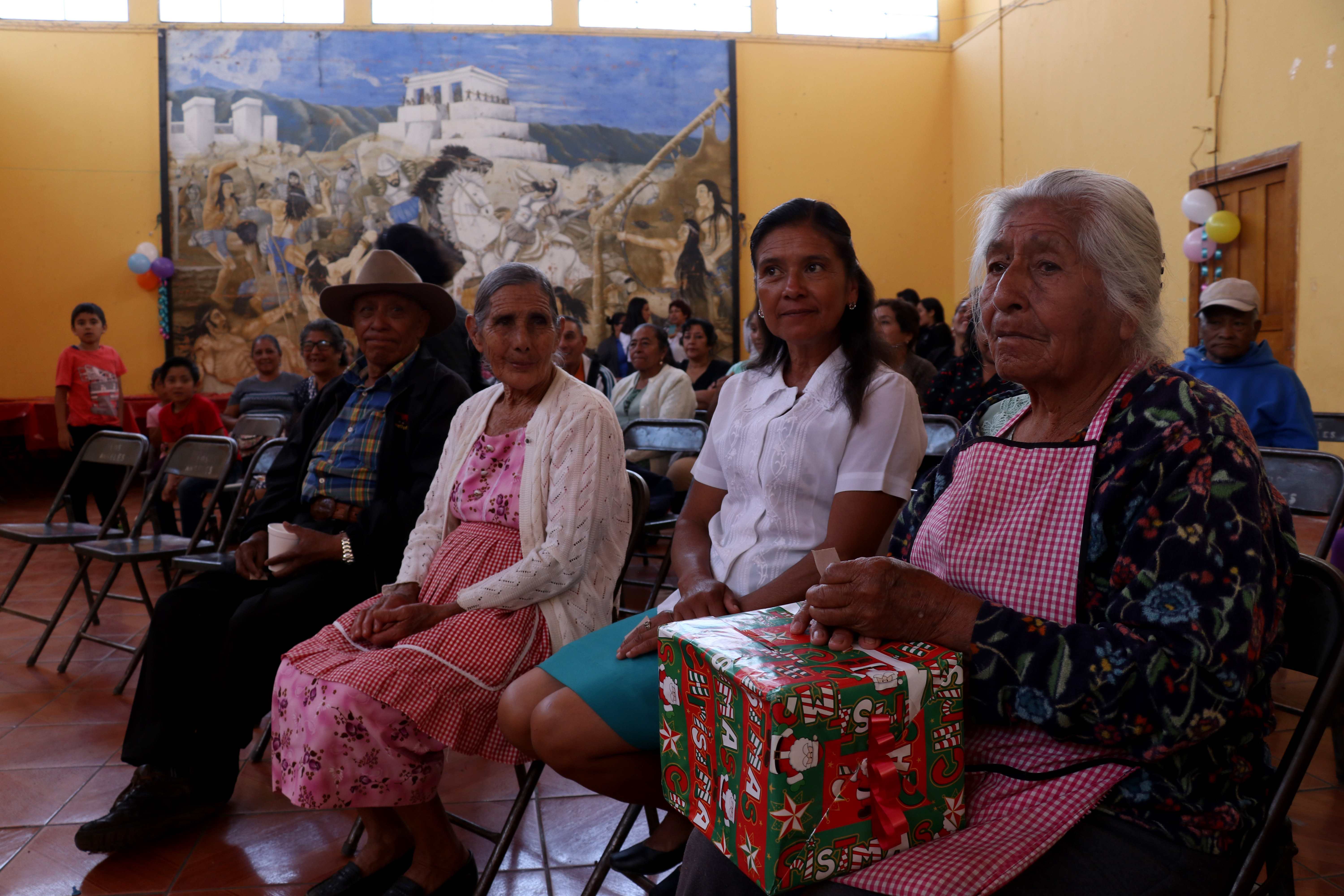 Adultos mayores participan de la celebración organizada en su honor por estudiantes de la Universidad de San Carlos de Guatemala en Huehuetenango. (Foto Prensa Libre: Mike Castillo)