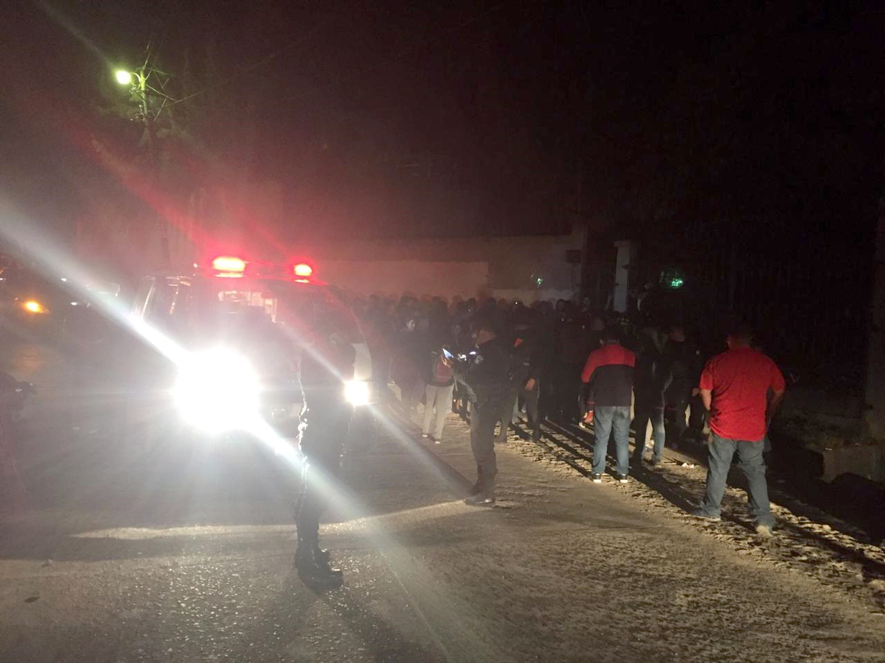 Vecinos capturan a dos hombres a quienes señalan de cometer asaltos en el puente de acceso a la Colonia Brasilia, zona 7 de Huehuetenango. (Foto Prensa Libre: Mike Castillo)