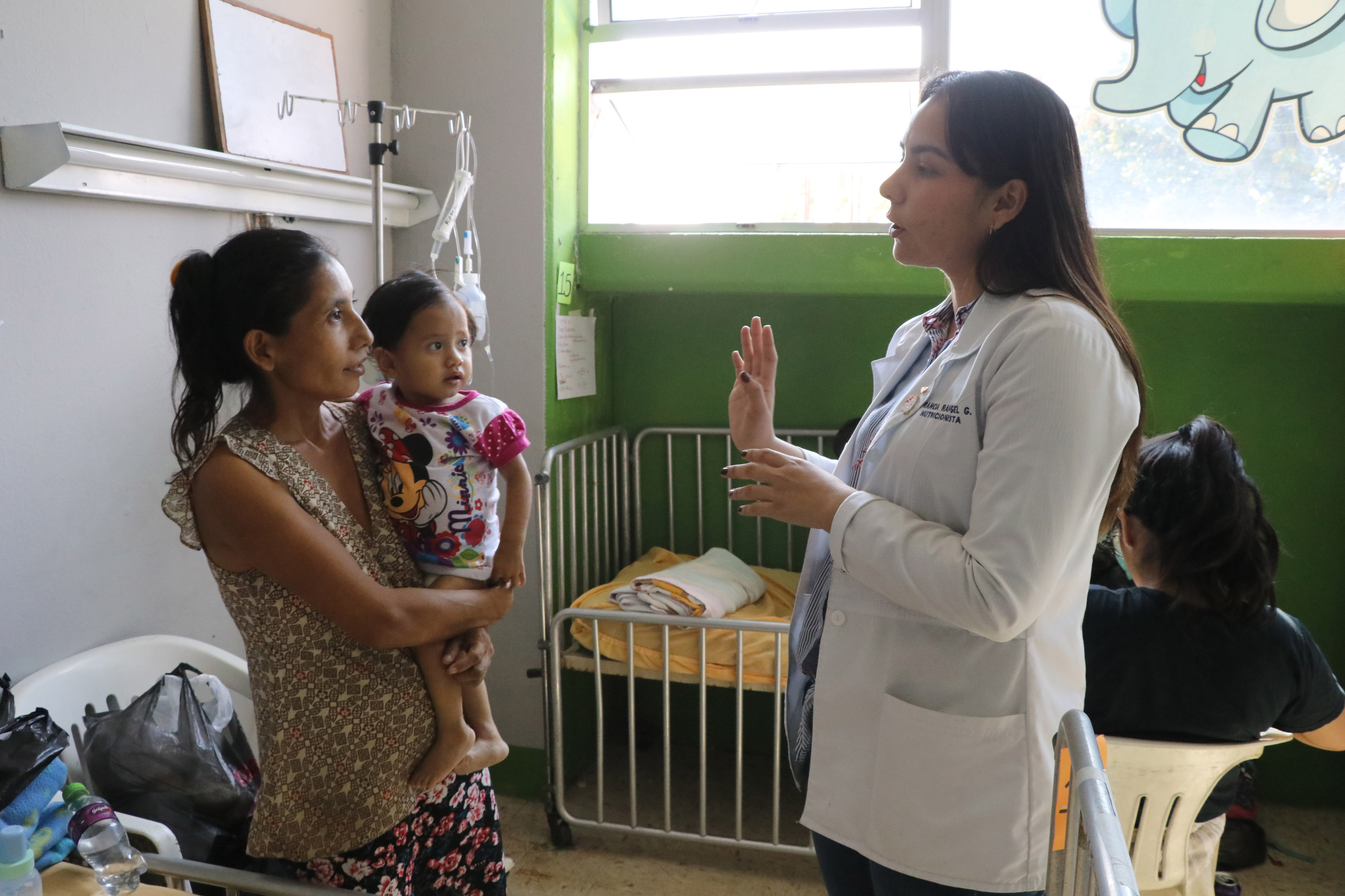 Padres de familias responsables dan seguimiento a los tratamientos que especialistas dejan para continuar con la recuperación de sus hijos con desnutrición; Sin embargo, hay quienes no lo hacen. (Foto Prensa Libre: Carlos Paredes)