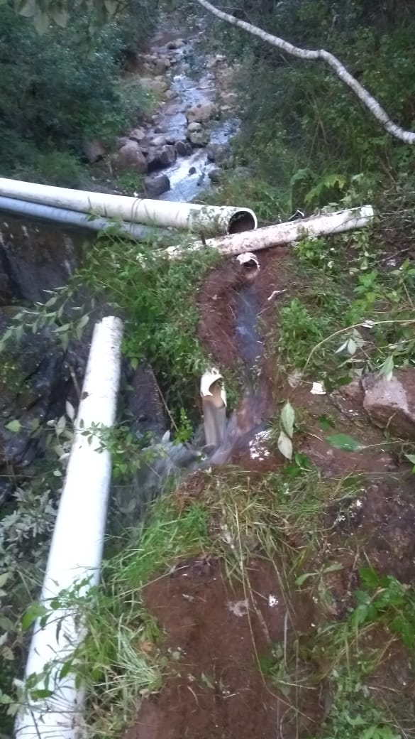 Tubería rota en Camanchaj, Chichicastenango, la cual lleva el agua entubada a En Camanchaj, Chichicastenango, un grupo de pobladores habría dañado la tubería de agua que abastece a la cabecera municipal. (Foto Prensa Libre: Héctor Cordero)