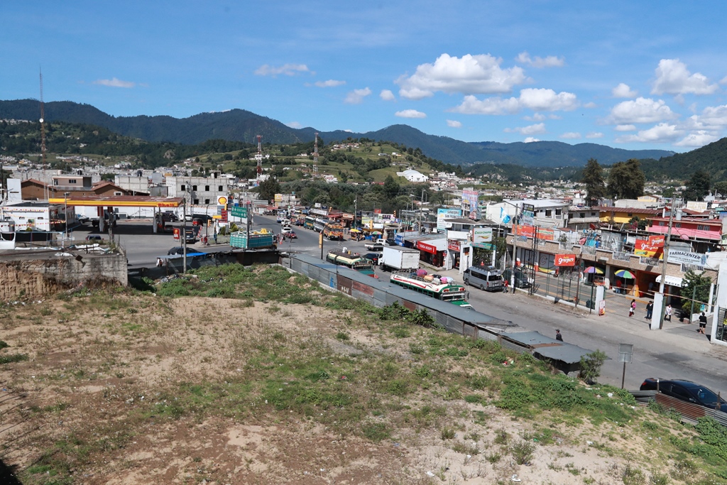 El Ministerio de Comunicaciones construirá  un distribuir vial en Cuatro Caminos, Totonicapán. (Foto Prensa Libre: Mynor Toc) 