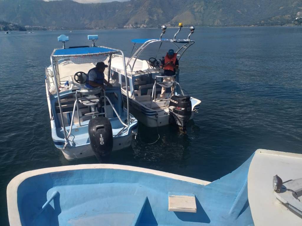 Por causas que se desconocen el piloto de una lancha en Panajachel cayó al Lago y está desaparecido. (Foto Prensa Libre: Noticias Solola) 