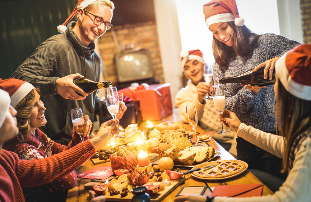 Los convivios son una buena excusa para ver a los amigos con los que durante el año fue difícil reunirse. (Foto Prensa Libre: Servicios).