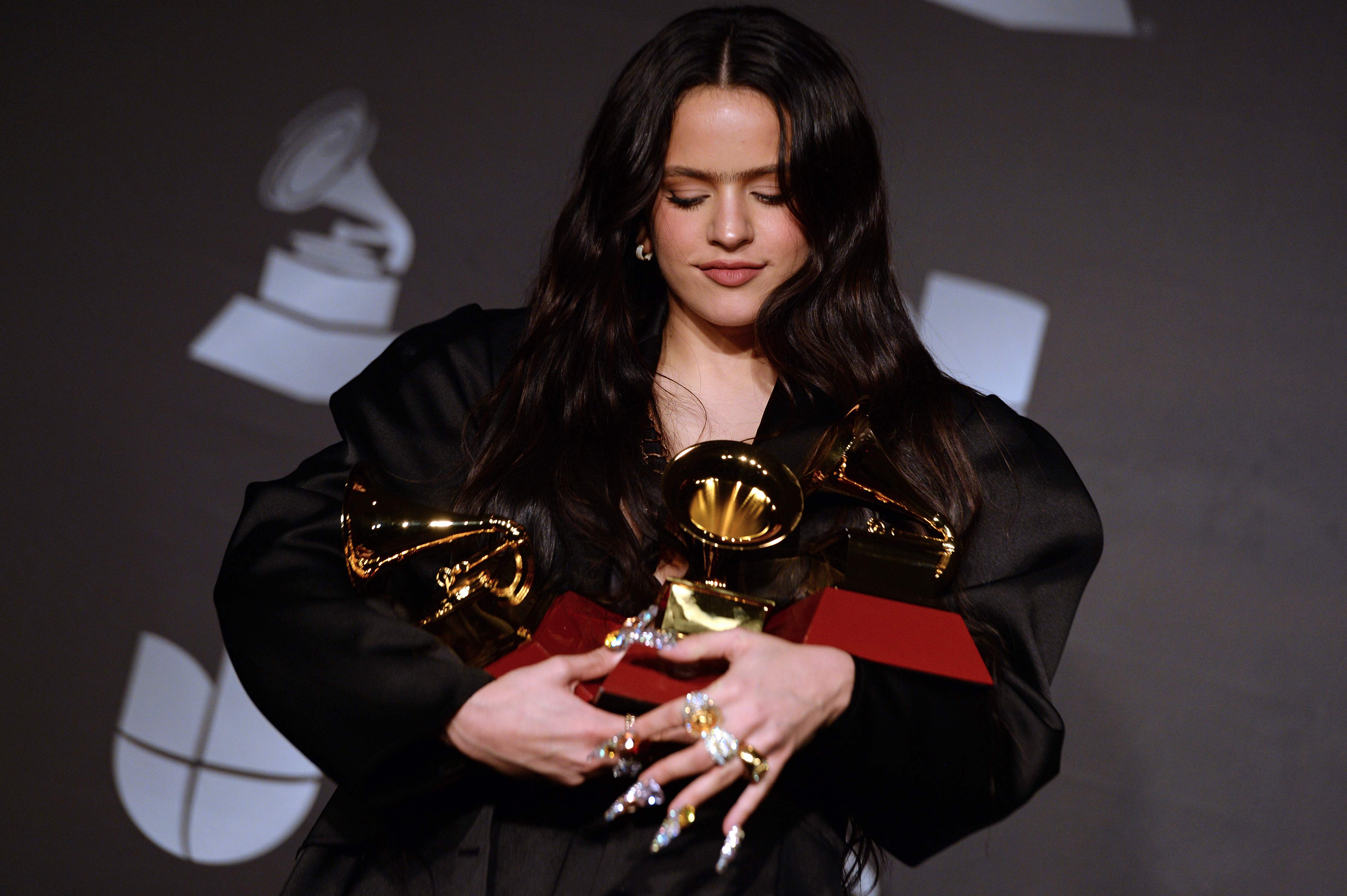La cantante española Rosalía recibió 5 premios Latin Grammy. (Foto Prensa Libre: Bridget BENNETT / AFP).