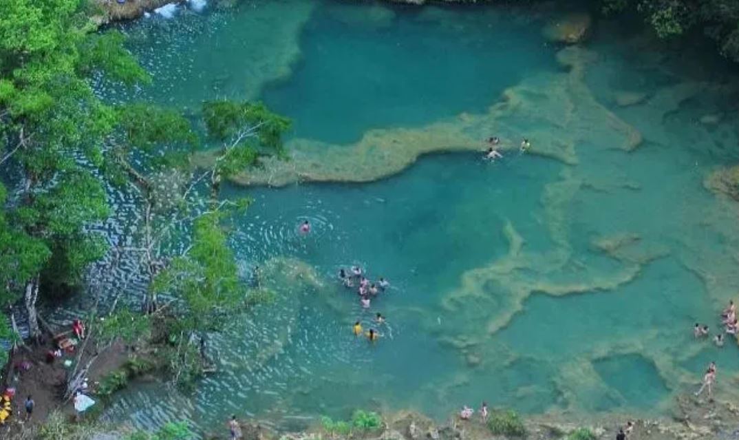 Vista aérea del sitio turístico Semuc Champey, en Lanquín, Alta Verapaz. (Foto Prensa Libre: Hemeroteca PL)