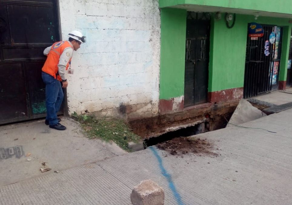 Casa en riesgo en la 1a avenida y 2 calle de la colonia San Felipe, Boca del Monte. (Foto Prensa Libre: Conred). 