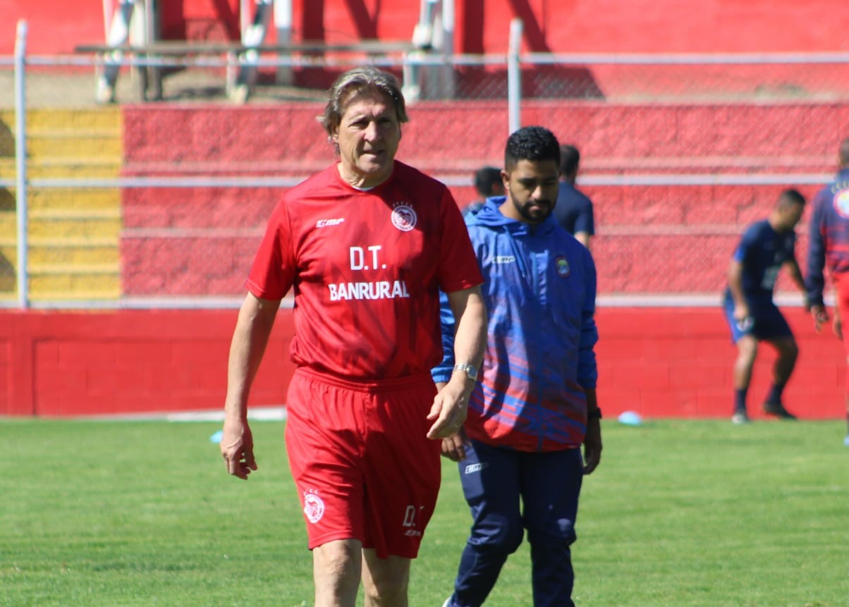 El entrenador Sergio Egea ha entrenado el mayor tiempo en España y busca implementar su metodología en Xelajú. (Foto Prensa Libre: Raúl Juárez)