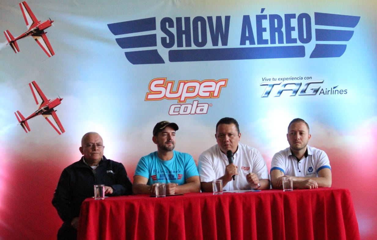 Juan Carlos De La Roca, director general de Flying Guatemala; Óscar Girón, gerente de Ventas TAG Airlines; Erick Quan, gerente de Mercadeo de Bebidas Carbonatadas, y José Balaña, gerente del país de Eventix, en la conferencia de prensa de la 3era. edición del Show Aéreo. (Foto Prensa Libre: cortesía)