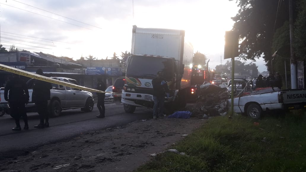 En el percance fallecieron dos personas y una más resultó herida. (Foto Prensa Libre: Víctor Chamalé)