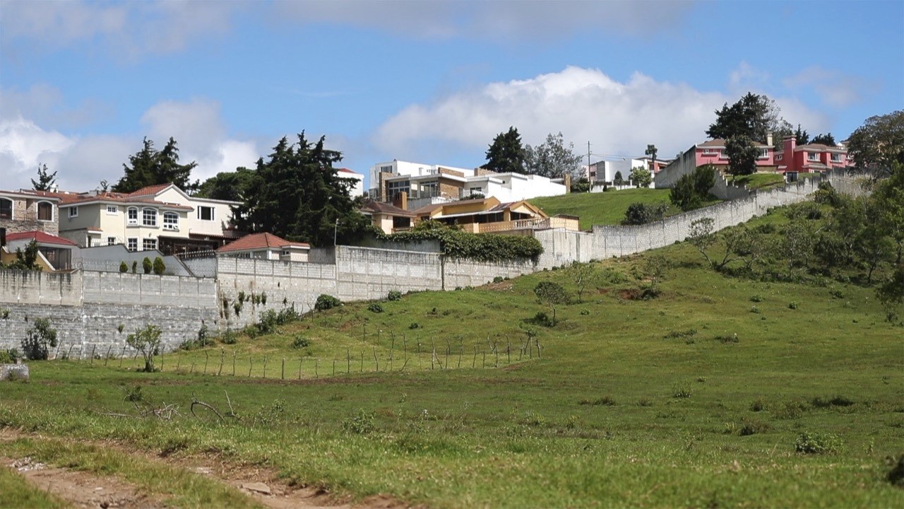 En un complejo residencial privado de Fraijanes ocurrió el robo a la casa del cónsul de Países Bajos, durante el cual murió un ciudadano alemán. (Foto Prensa Libre: Miriam Figueroa) 