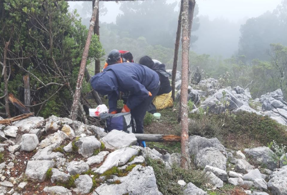 La turista alemana recoge algunas pertenencias en un refugio improvisado. (Foto: Conred)