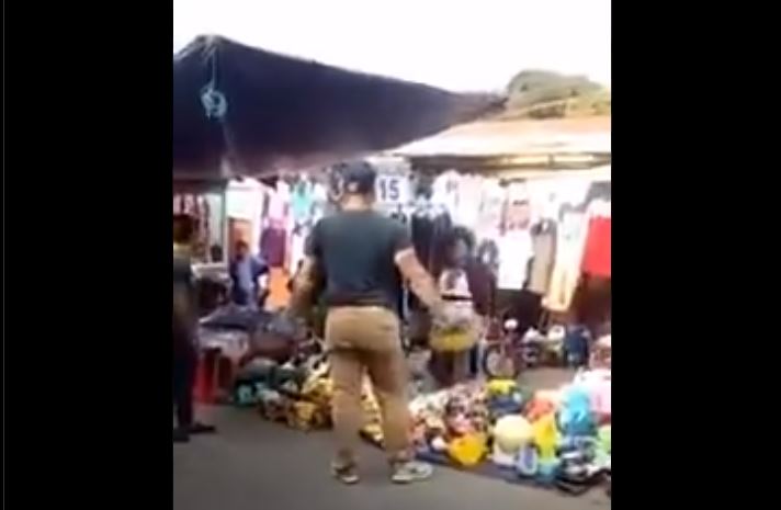 El Ministerio Público investiga este video para identificar a la persona que agredió a comerciantes. (Foto Prensa Libre: captura de pantalla)