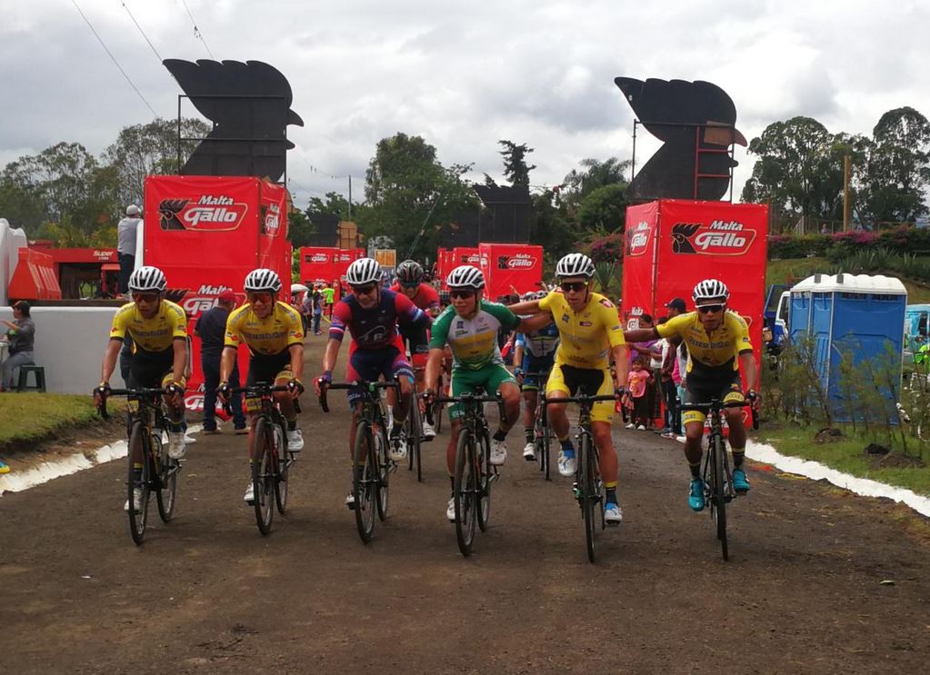 Manuel Rodas y sus compañeros de equipo ingresaron juntos en la meta de la etapa 10. (Foto Carlos Vicente).