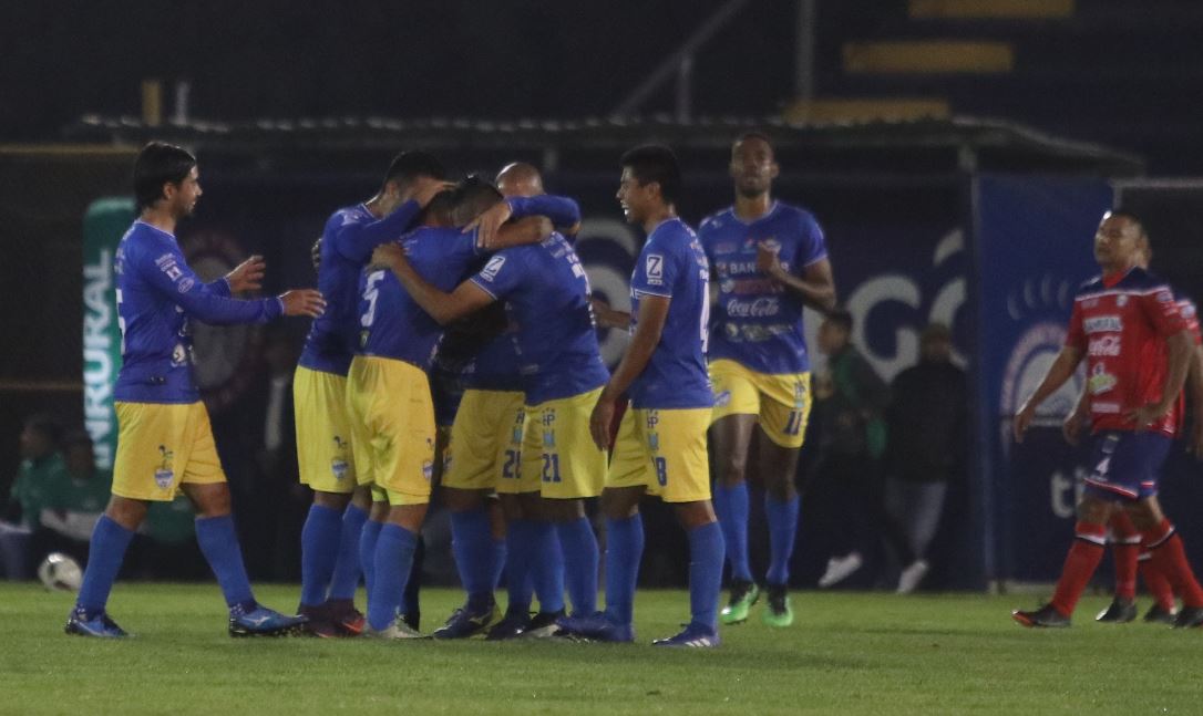 Los jugadores de Cobán Imperial celebran el tanto de Byron Leal frente  Xelajú, (Foto Raúl Juárez)