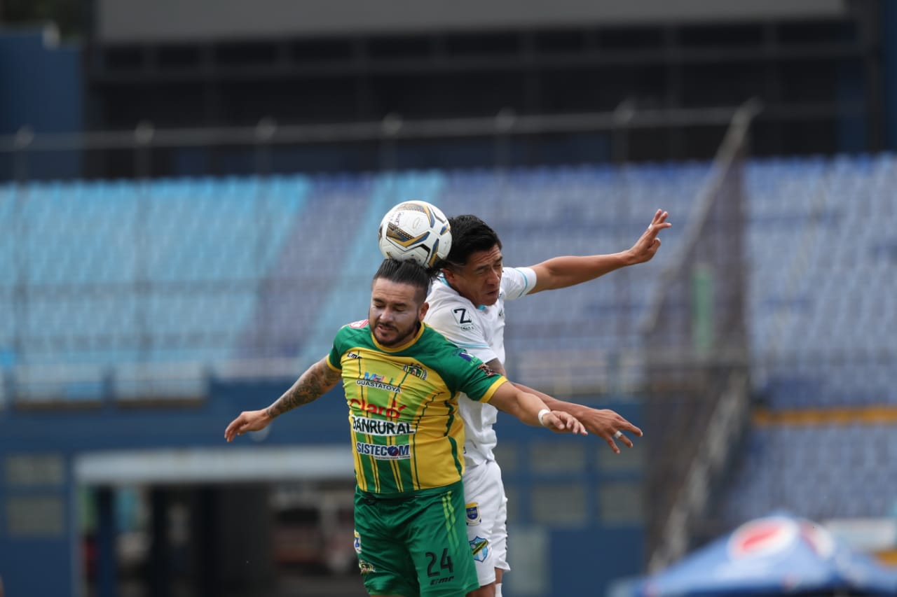 Acción durante el duelo entre cremas y Guastatoya. (Foto Prensa Libre: Francisco Sánchez)