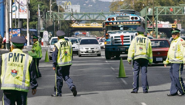 De acuerdo con la PMT, los agentes deben intervenir en las horas de más tránsito para que no se bloqueen las intersecciones. (Foto referencial: Hemeroteca PL)