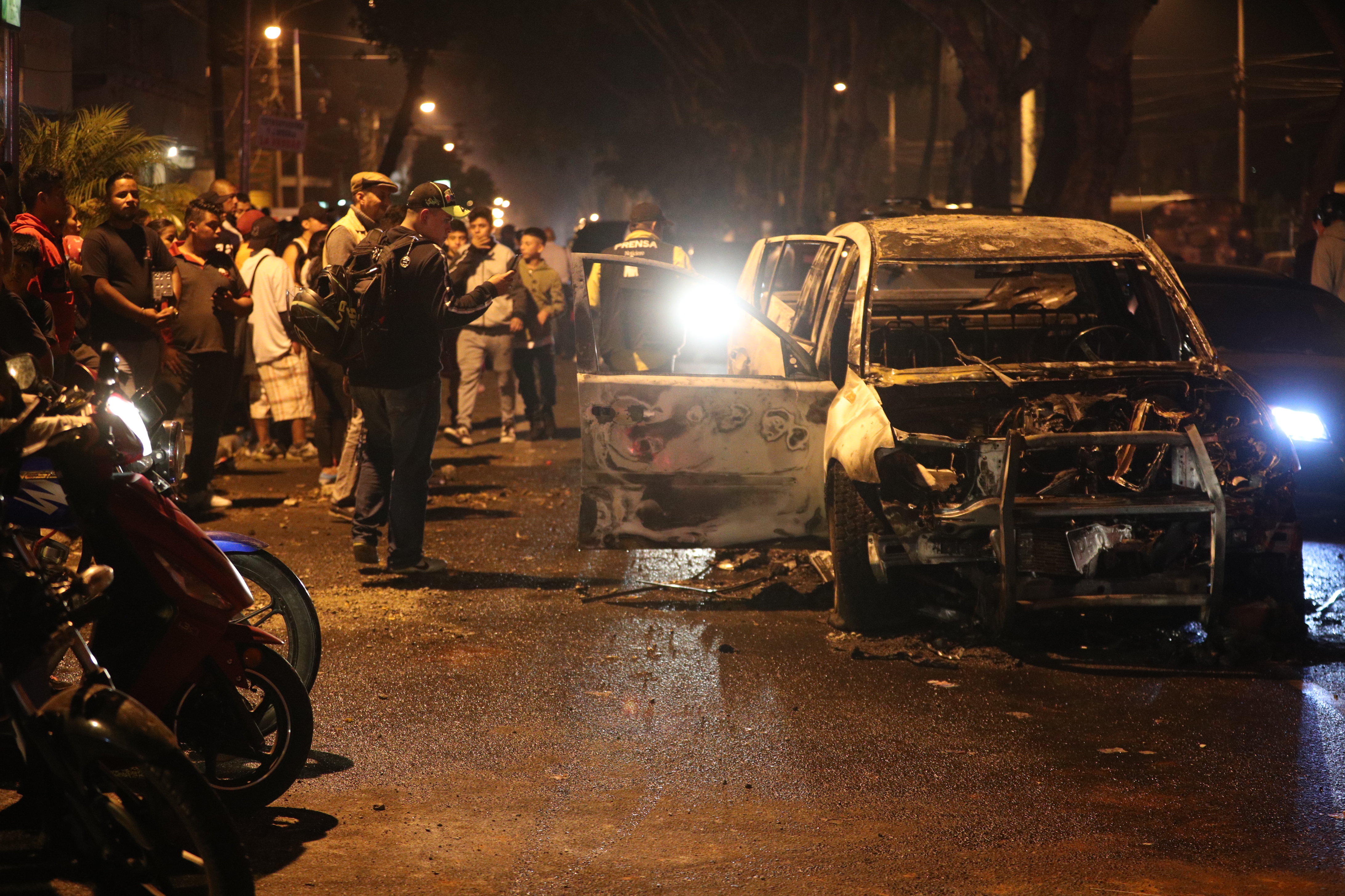 Un enfrentamiento entre policías de la comisaría 14 e Inspectoría General ocasionó los disturbios. (Foto Prensa Libre:  Carlos Hernández Ovalle)