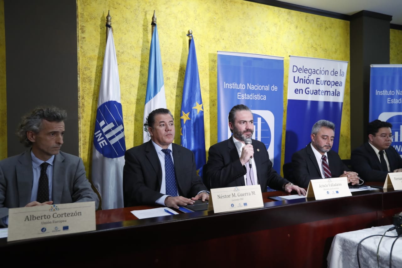 Autoridades del Ministerio de Economía, INE y representantes de la Unión Europea, en conferencia de prensa, dan a conocer resultados preliminares del censo de empleados públicos. (Foto Prensa Libre: Esbin García)