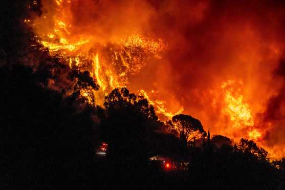 Las autoridades ordenaron el desalojo de unos 6 mil 300 residentes de la zona, mientras que otros tres vecindarios cercanos se mantienen bajo vigilancia por la posibilidad de que también tengan que ser evacuados. (Foto Prensa Libre: AFP)