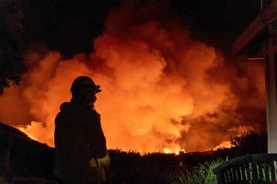 Los pronósticos parecen ayudar a la zona donde se prevé que los vientos se debiliten lo que ayudará a los bomberos a lidiar con el fuego, que se encuentra fuera de control.  (Foto Prensa Libre: AFP)