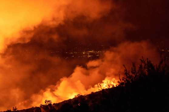 El Servicio Meteorológico Nacional (NWS) registró anoche en la zona de Montecito vientos con ráfagas de al menos 93 kilómetros por hora. (Foto Prensa Libre: AFP)