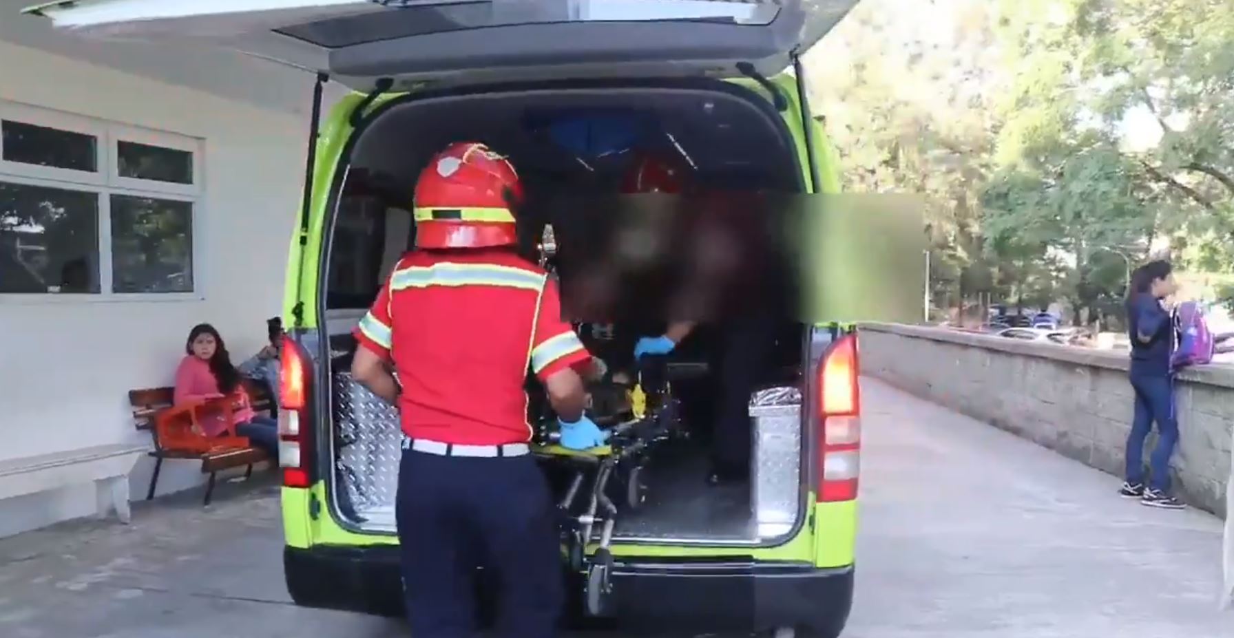 El menor de 10 años fue trasladado a la emergencia del Hospital Roosevelt tras ser atacado por el perro de su casa. (Foto Prensa Libre: Bomberos Municipales)