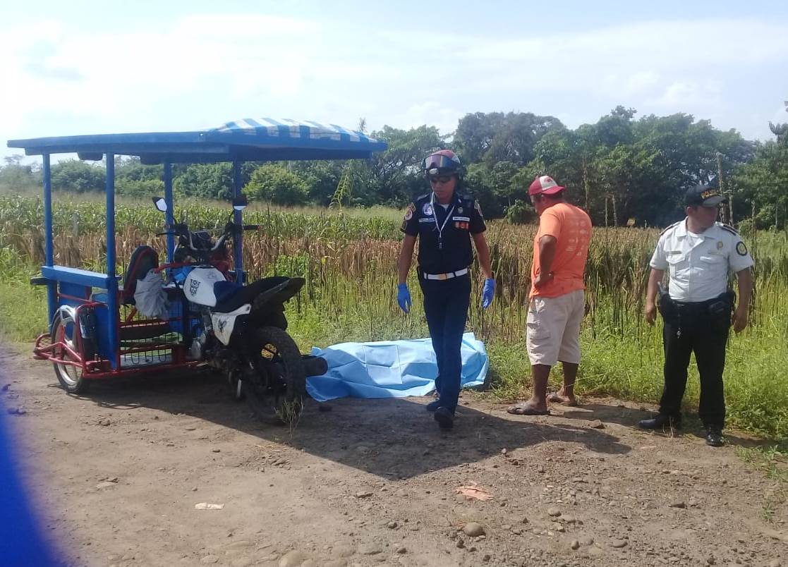 Policía resguarda el lugar donde el mototaxista fue baleado. (Foto Prensa Libre: Whitmer Barrera)