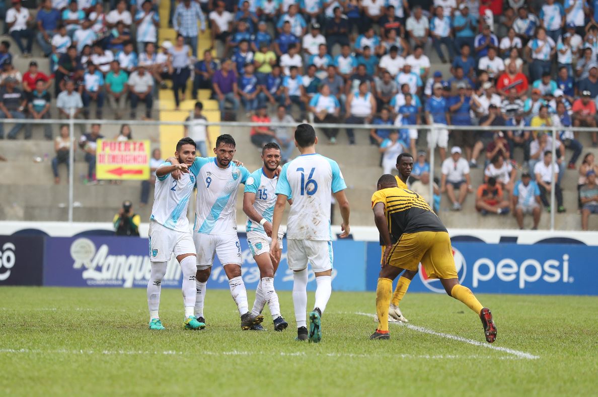 Los jugadores de la Selección Nacional se divirtieron frente a los aficionados. (Foto Prensa Libre: Francisco Sánchez)