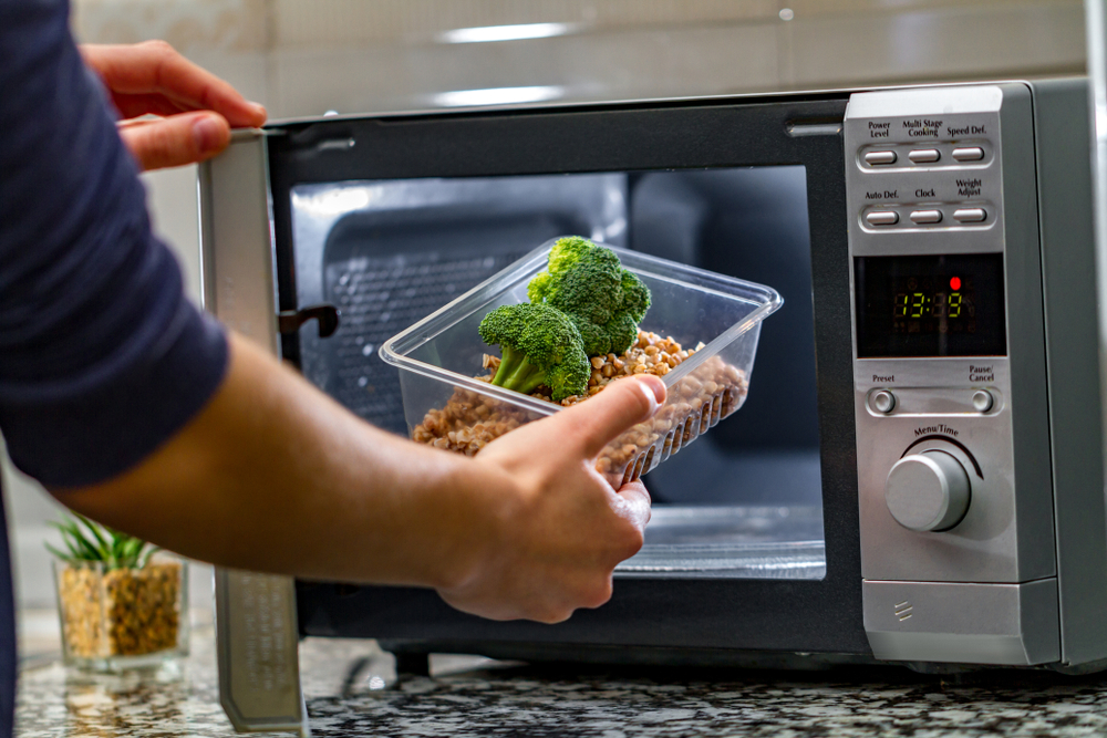 Algunos alimentos pierden su valor nutricional al ser calentados en el microondas. (Foto Prensa Libre: Servicios).