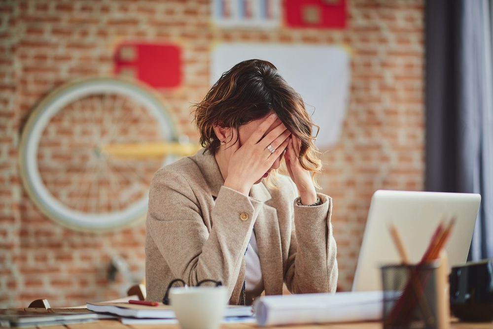 Distintos aspectos del espacio en el trabajo también repercuten en la sensación de ansiedad: sofocamiento, desorden, poca ventilación, oscuridad, entre otras. (Foto Prensa Libre: Shutterstock)