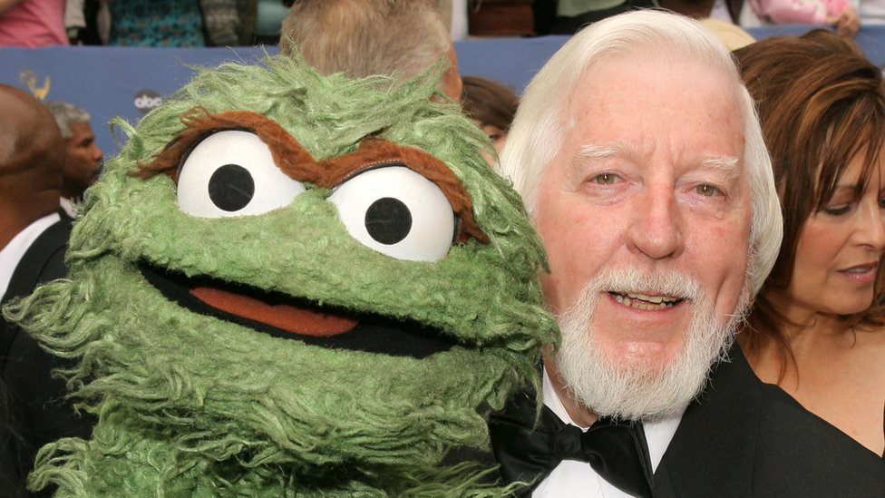 Caroll Spinney con Óscar the Grouch, uno de los dos personajes que interpretaba en Plaza Sésamo.