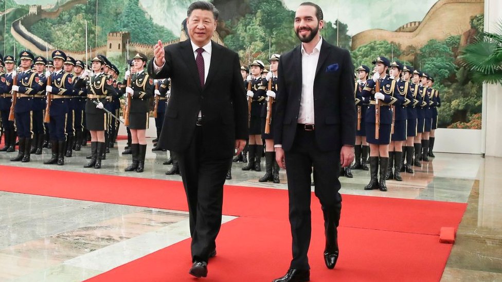 Xi Jinping desplegó la alfombra roja para recibir a Bukele. (Foto Prensa Libre: Getty Images)