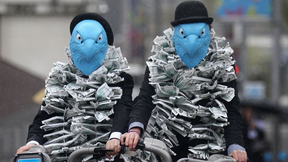 Activistas vestidos como águilas protestaron contra los acuerdos de pago de Barclays en la Junta General anual de 2012. (Foto Prensa Libre: Getty Images)