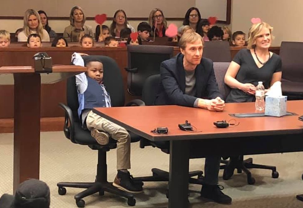 Michael se veía relajado mientras se formalizaba su adopción en un tribunal de Michigan, Estados Unidos. TRIBUNAL DEL CONDADO KENT