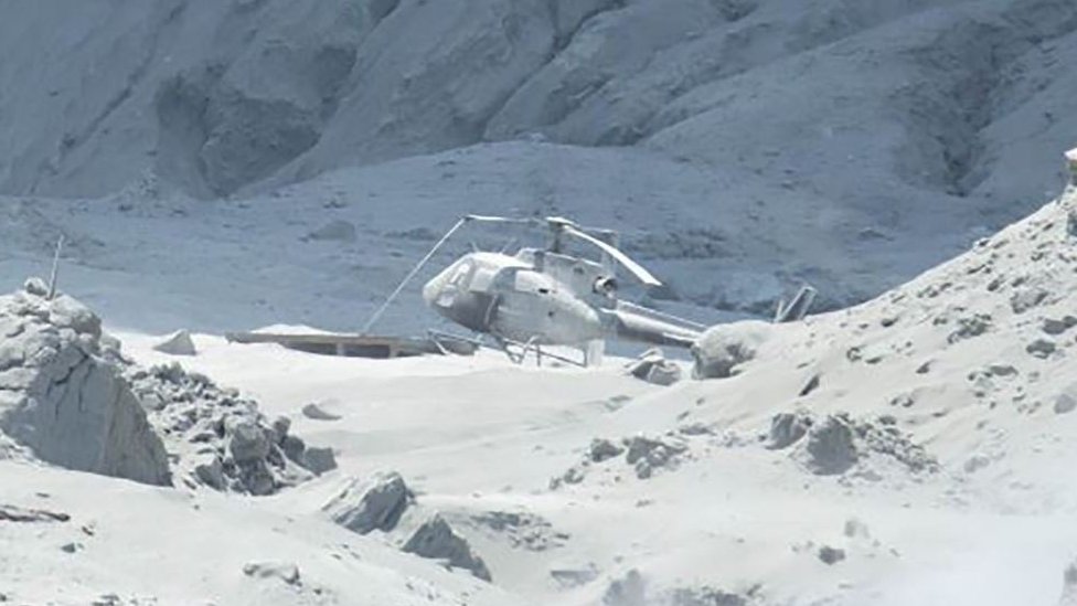 La isla amaneció blanca, cubierta por las cenizas que escupió el volcán.