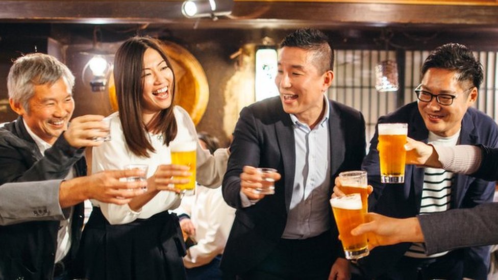 Beber después del trabajo en Japón es una tradición habitual, aunque en los últimos años está siendo cuestionada.